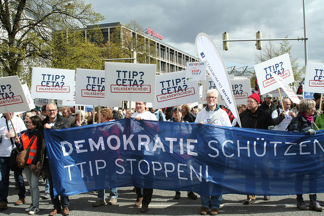 Miles de alemanes marchan contra el TTIP ante la llegada de Obama