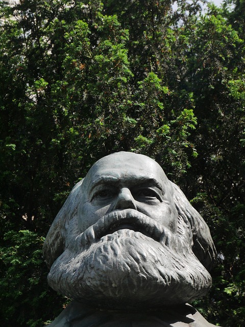Inauguran en Tréveris polémica estatua de Marx en su bicentenario 
