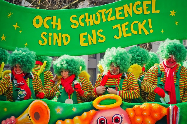 Colonia celebra carnaval con grandes carrozas a pesar de tormenta