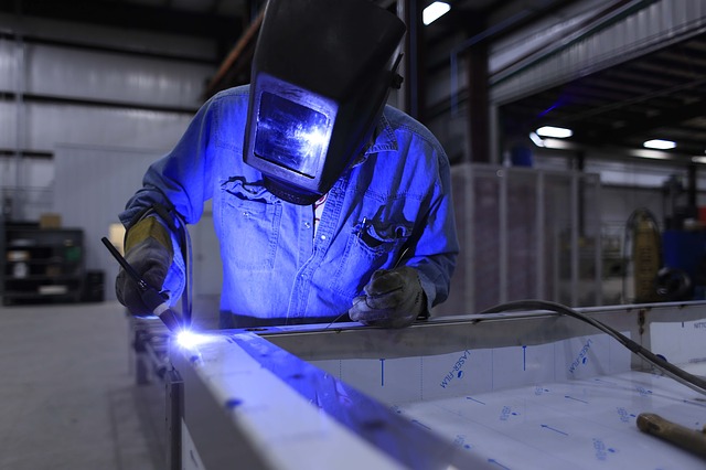 Acuerdan aumento salarial del 3,7 % para los metalúrgicos alemanes