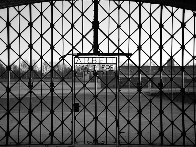 Conmemoran aniversario de liberación de campo de exterminio de Dachau