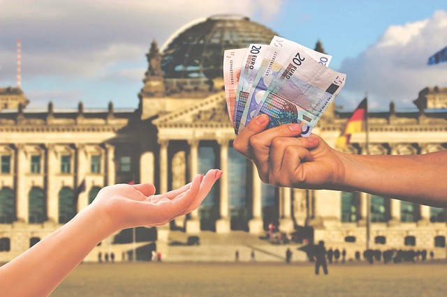 Alemanes destinan más de la mitad de sus ingresos a impuestos