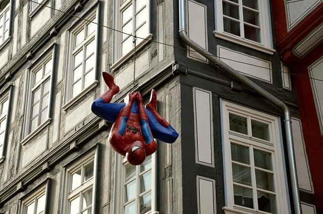 «Spiderman» francés trepa por fachada de rascacielos en Fráncfort