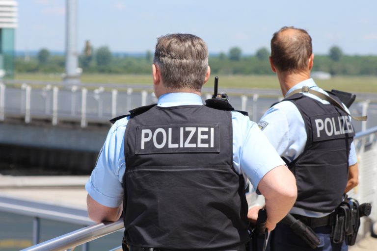 Ministro alemán descarta hacer un estudio a la Policía por racismo