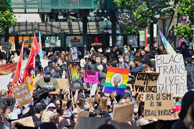 Marchan en Alemania en protesta por la muerte de afroamericano Floyd