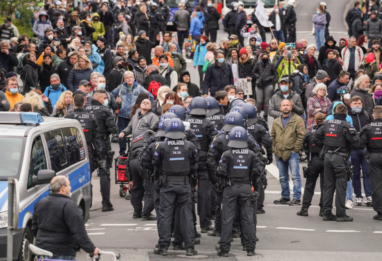 Miles de personas protestan en Alemania contra restricciones