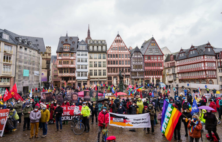 Miles se manifiestan por la paz en marchas de Pascua en Alemania