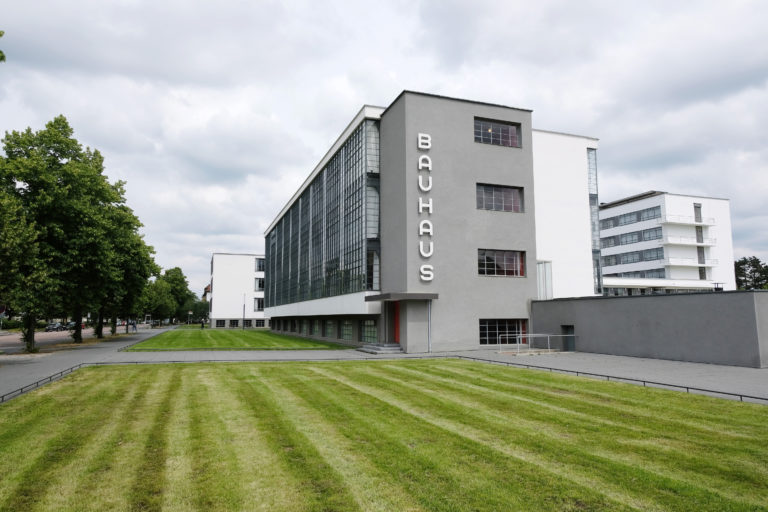 Restauran el cartel del edificio de la Bauhaus en Dessau