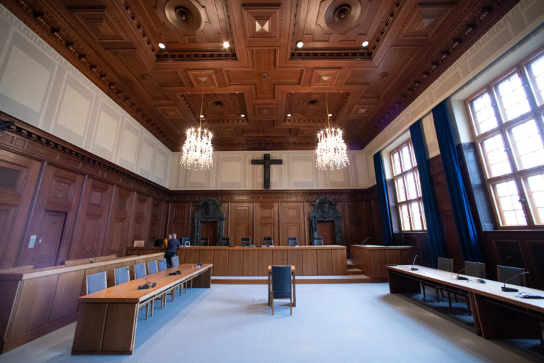 Escenifican obra sobre juicios de Núremberg en histórica sala