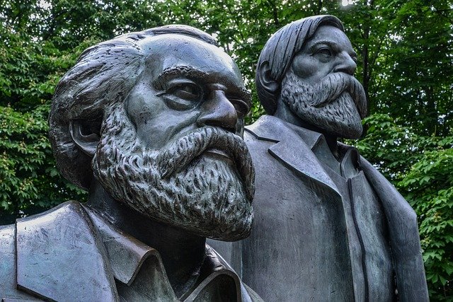 Rostro de filósofo Engels, en la luz verde de los semáforos de Wuppertal