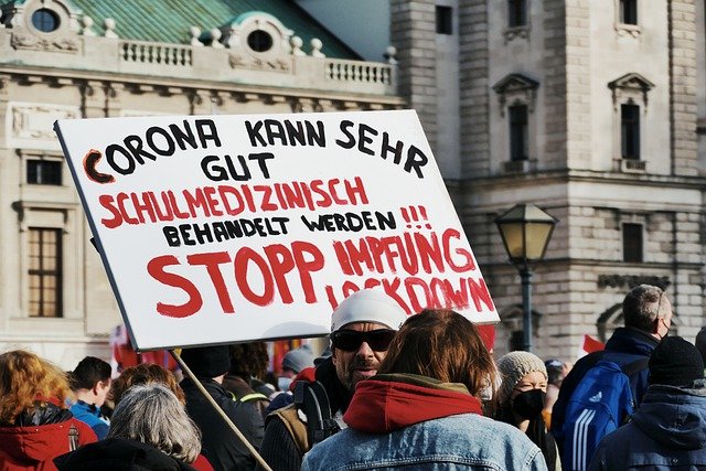Miles se unen a las protestas contra las medidas de covid-19 en toda Alemania