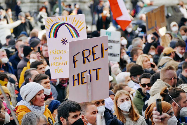 Grandes multitudes vuelven a protestar por las restricciones alemanas de Covid
