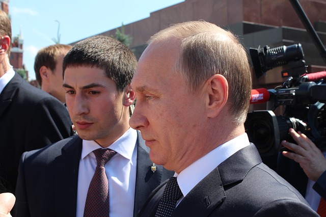 Putin mantiene a Scholz a 6 metros de distancia en la conversación