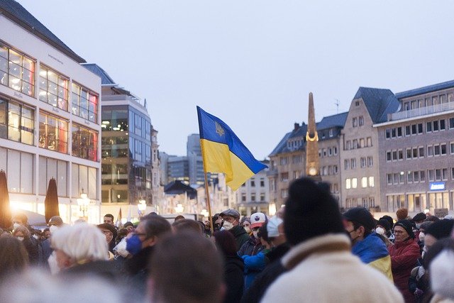 Decenas de miles se manifiestan en todo el país por la paz en Ucrania