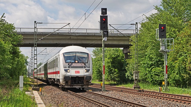 Empresa alemana de trenes «DB» apoya a los refugiados en su búsqueda de empleo
