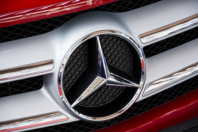 Alemana Mercedes llama a revisión a más de 100.000 autos de su Clase C