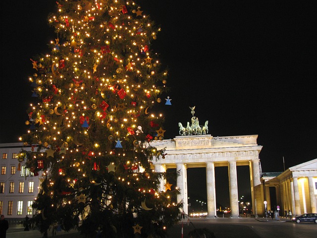 Activistas climáticos cortan la parte superior del árbol de Navidad oficial de Berlín