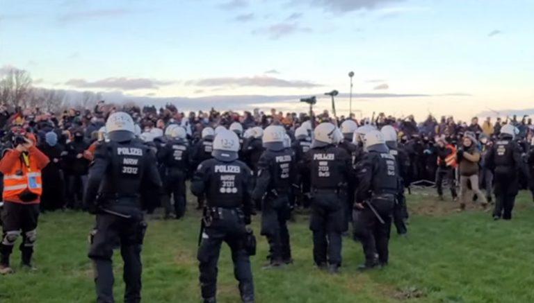 Policía: orden de desalojo de Lützerath. Un pueblo ocupado por ecologistas para evitar su demolición